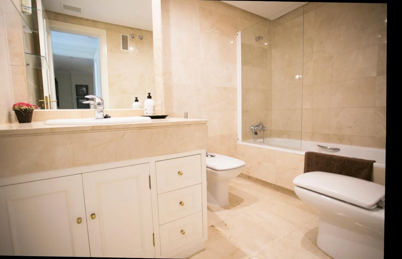 Baño completo con bañera