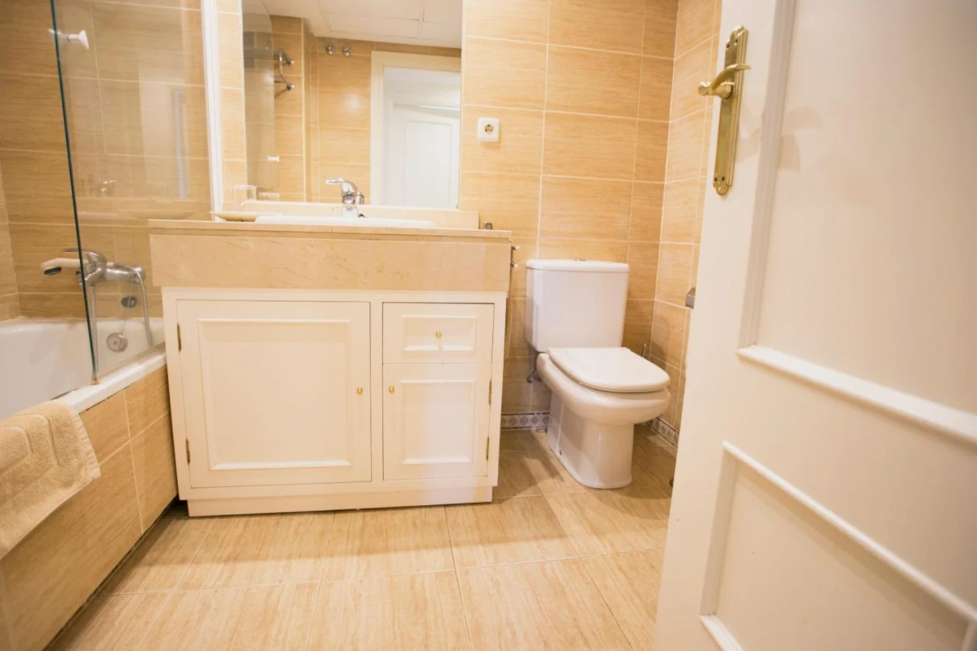 Segundo baño con mueble de lavabo