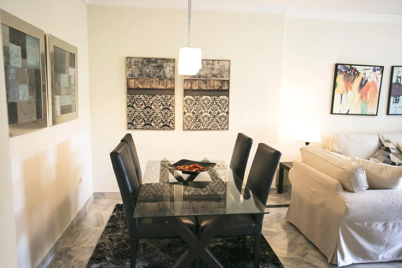 Comedor con sillas negras