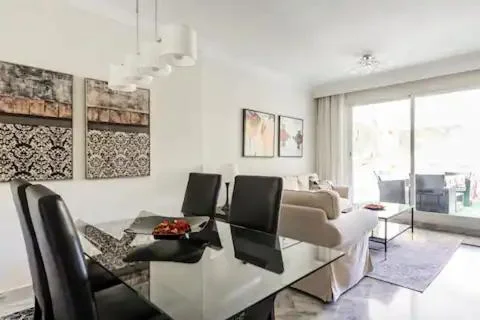 Comedor con mesa de cristal