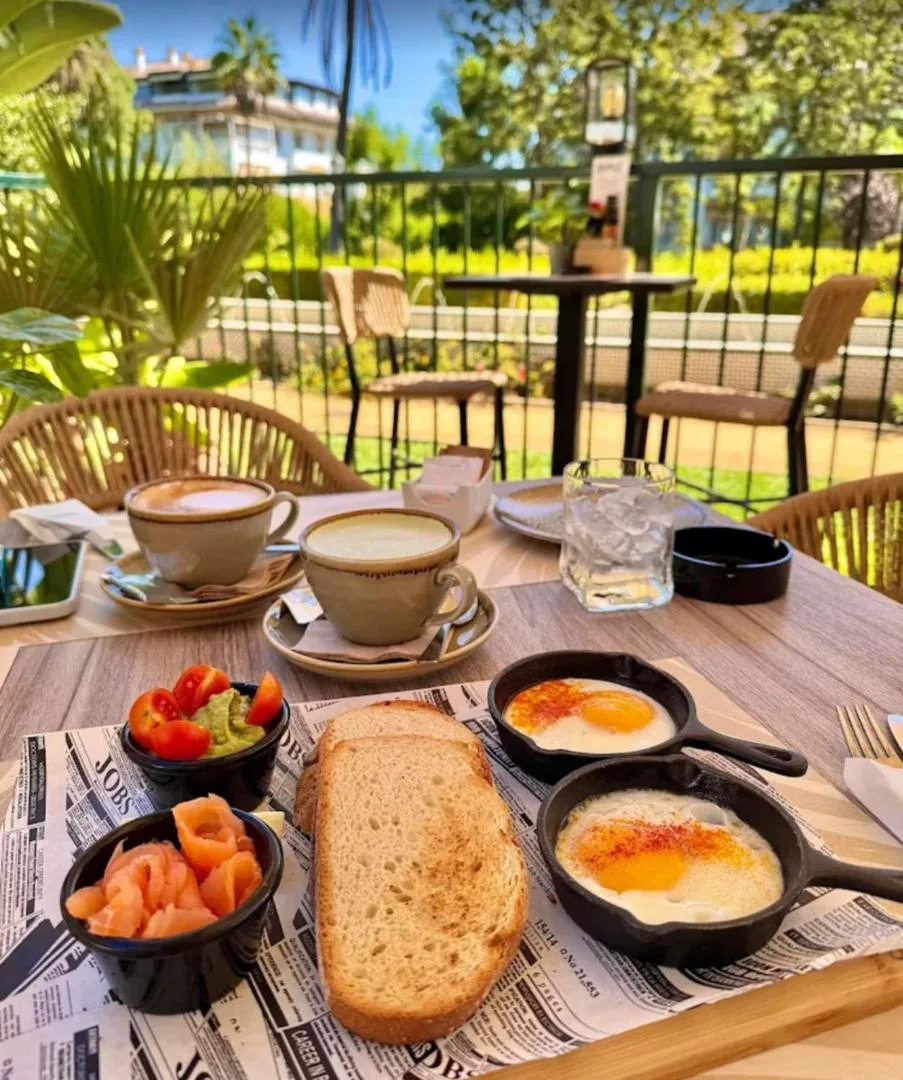 Desayuno servido en la terraza