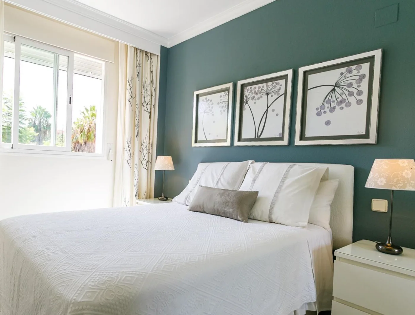 Dormitorio con cama de matrimonio y pared verde
