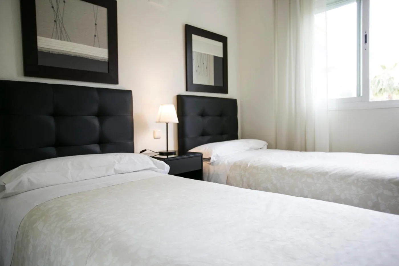 Dormitorio con dos camas individuales