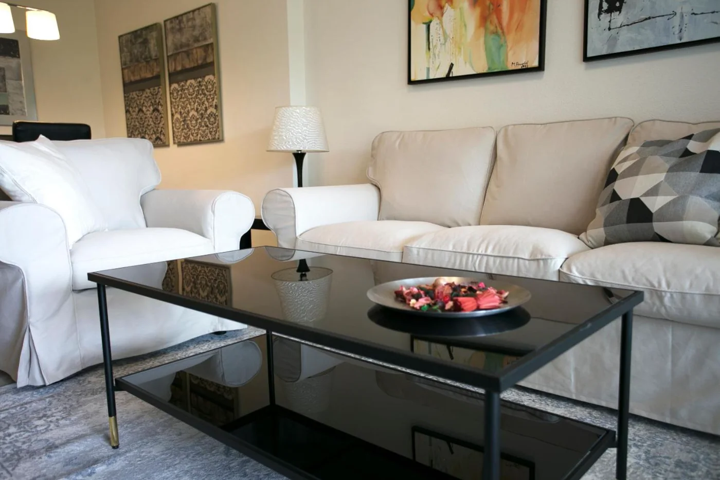 Salón con sofás blancos y mesa de centro
