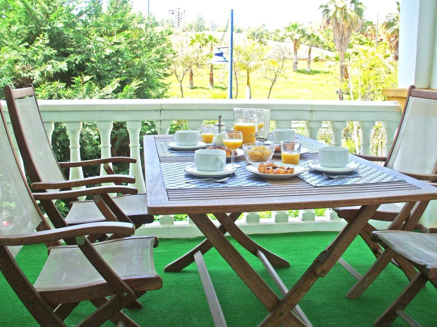 Mesa de la terraza con desayuno