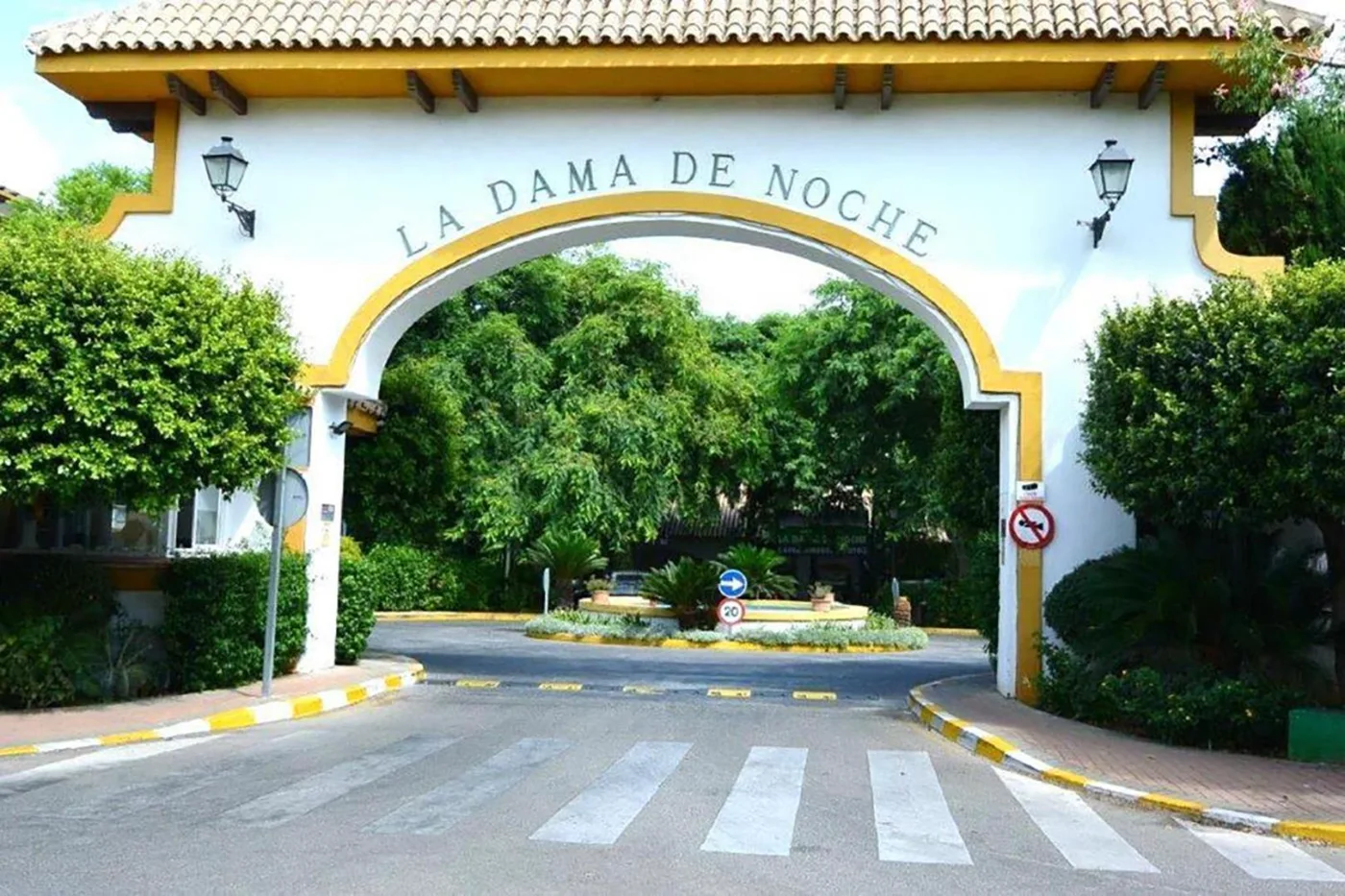 Arco de entrada a la urbanización Dama de Noche