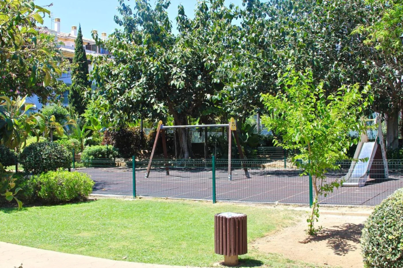 Zona infantil con columpios